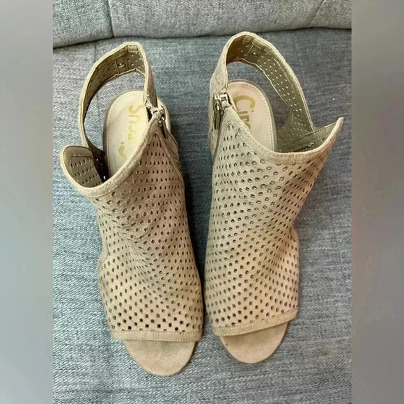 Like New! Circus by Sam Edelman Open Toe Block Heel Booties, Tan, Size 8.5 - Picture 3 of 9
